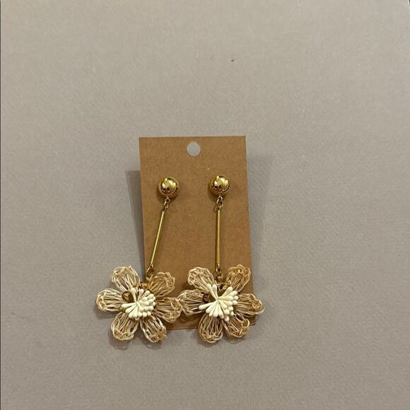 Cream Floral Earrings M395 - Picture 2 of 2